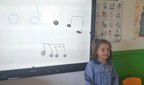 Manuela nos da una clase de música en 5 años