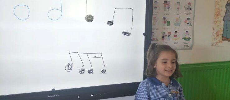 Manuela nos da una clase de música en 5 años