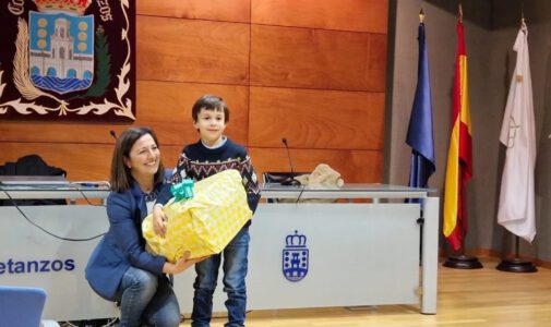 Pablo recoge su premio de postales navideñas