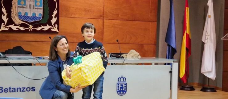 Pablo recoge su premio de postales navideñas