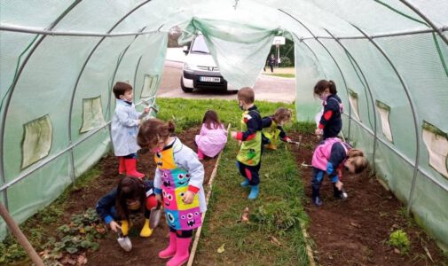 Plantando en nuestro huerto Infantil